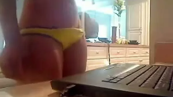 Incredible perfect teen booty in tight yellow panties on webcam