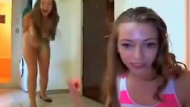 Две горячие и бесстыжие шлюхи демонстрируют свои сексуальные тела