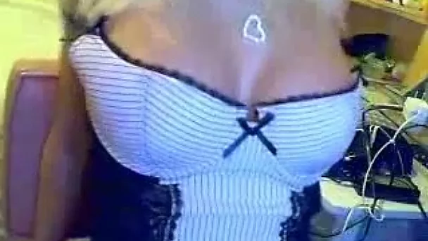 Amazingly hot camgirl with big juicy tits and a round butt puts on a show