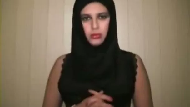 Smoking hot charmer takes off her bra to expose her big boobs