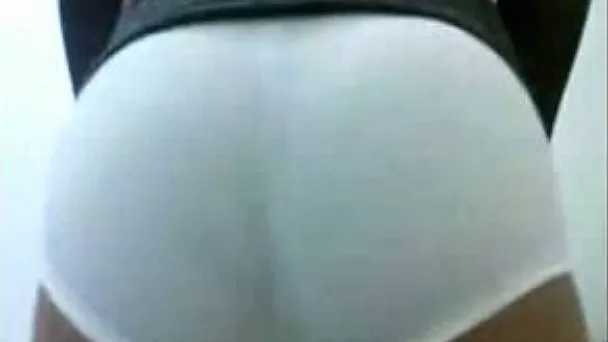 Webcam amateur sexpot with big butt twerks in white shorts