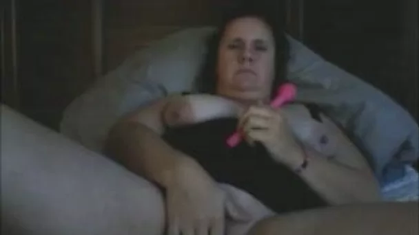 Brunette BBW plays with her new toy in homemade solo scene