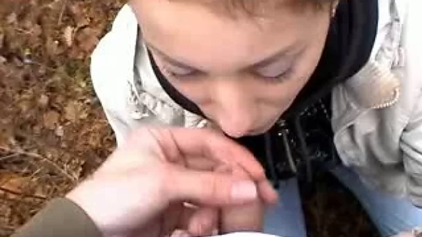 Милая русская девушка на улице жаждет члена