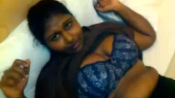 Super horny Indian chick knows how to give a good head
