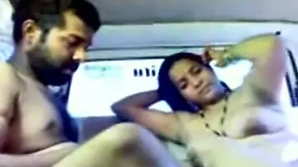 Lustful Indian harlot gives steamy blowjob to a horny guy in car