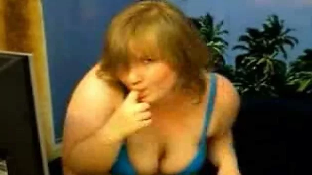 PAWG ginger webcam fattie shakes her ginormous booty on webcam