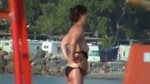 Mature random lady on the beach flashed her tits accidentally