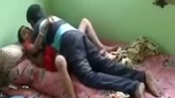 Индийская шлюха широко раздвигает ноги, чтобы получить трах в свою киску