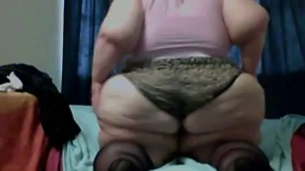 Solo video with an obese brunette demonstrating her enormous ass