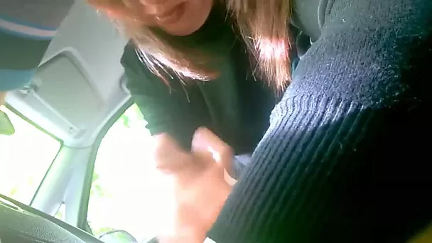 Slut sucking hard dong in the car