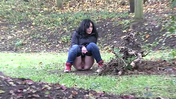 Shy kinky amateur black head has to pee outdoors in the park