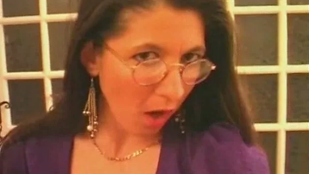 Mature skanky lady with furry snatch masturbates on cam
