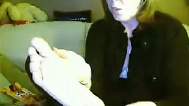 Mature UK webcam wife shows off her delicious tender soles