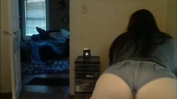Short haired dyed haired smoking blonde MILF enjoys twerking her ass