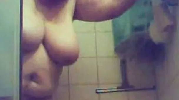 Spy granny Marie ans prends sa douche