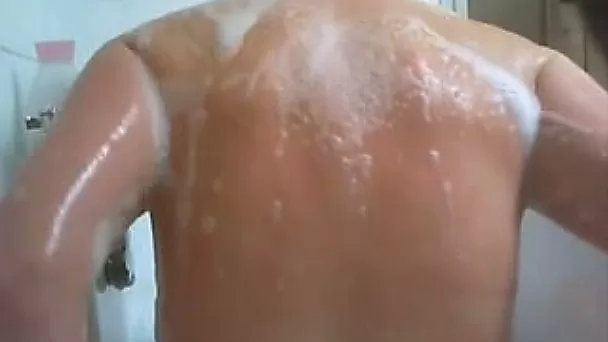 Flashing my tits and butt for the cam while taking a bath
