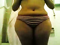 Chubby Arabian girl wiggles her thick booty on webcam