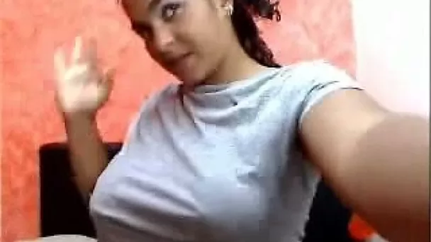 Dark skin curvaceous girl takes off her tee on webcam