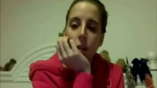 Amateur webcam teen chick masturbates on webcam in her bed