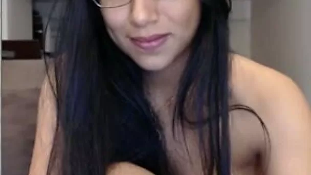 Sensual brunette hottie slowly fingers herself on webcam