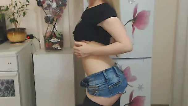 Blonde Babe Dildos Her Pussy On Cam