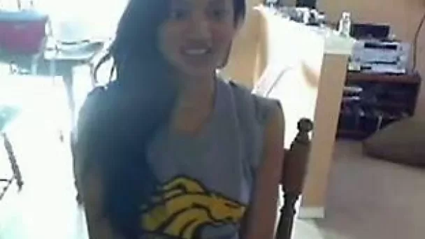 Sexalicious Filipina girl shows her sexy ass in amateur session