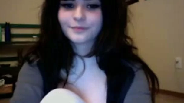 This stacked camgirl has no problem showing some cleavage