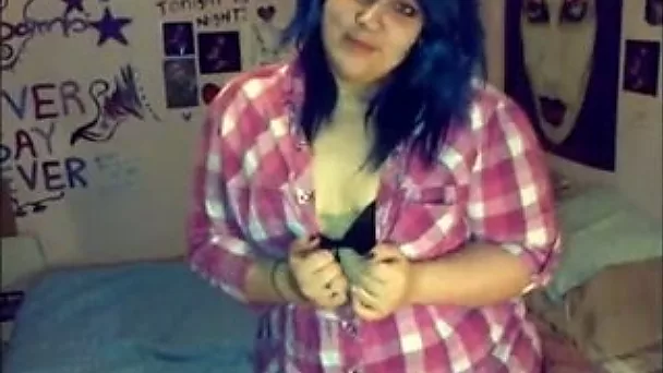 Dark blue haired emo chick strips and flashes her bum for me