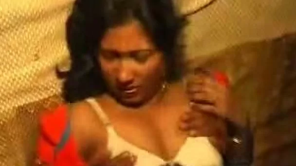Horn-mad hubby makes his Hindu wifey flash her big boobs in bra
