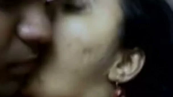 Зрелая и толстая бенгальская домохозяйка в сари показывает свою грудь
