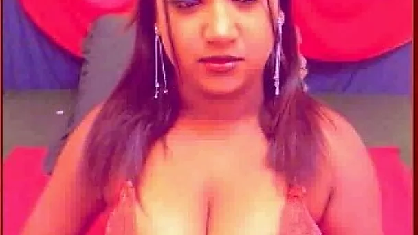 Voluptuous Desi webcam model shows off her gorgeous goodies