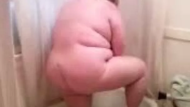 My fat slut in the bathroom dildoing herself on homemade cam