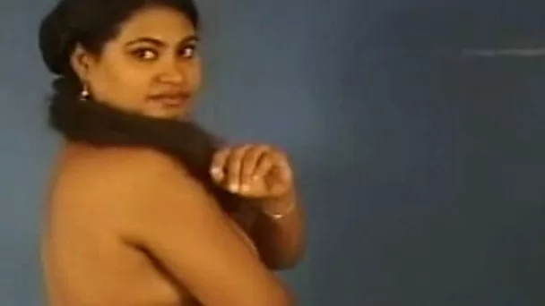 Hot Desi amateur bitch on the audition flashing her tits