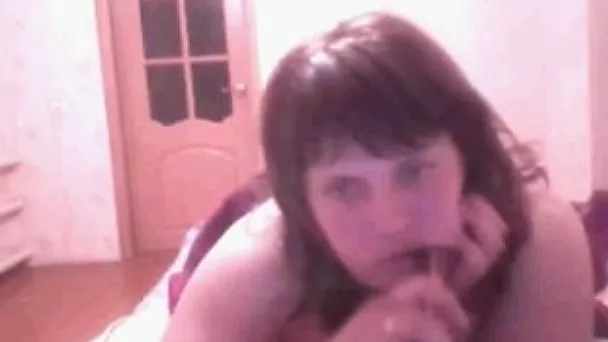 Short haired perverted chubby mature lady sucked hair brush on webcam
