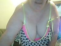 Kinky amateur preggo brags of her huge belly on webcam