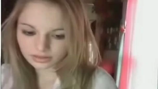 Sweet webcam blond head pets her own pussy with dildo for me