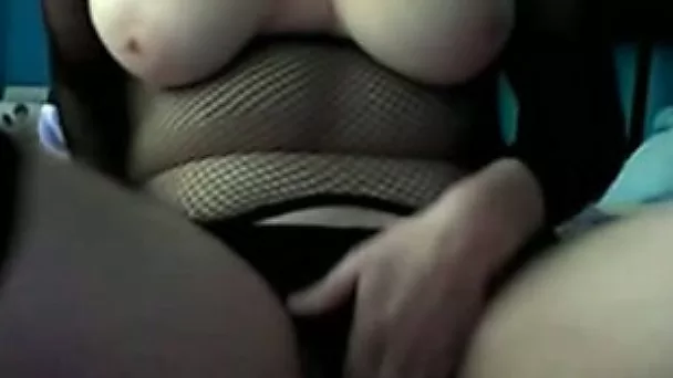 Well packed big breasted amateur webcam nympho fingered her meaty twat