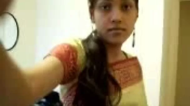 Amateur skinny Desi nympho flashed her small tits in bra on cam