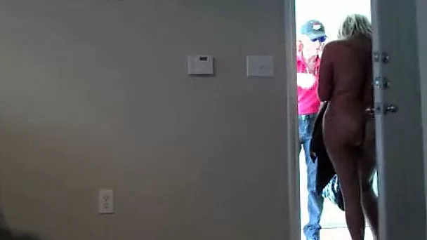 Voluptuous BBW wife flashes her huge tits and thick ass to pizza guy