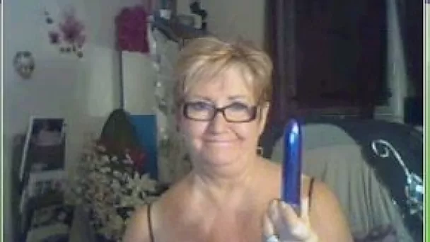 Mature BBW woman sucking big dildo showing her skills in blowjob
