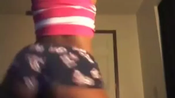 Amazing cute and horny African hottie twerked her really phat ass on webcam