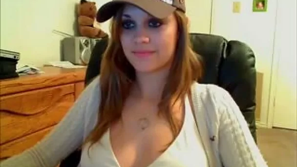 Tempting amateur bae pleasing herself with dildo