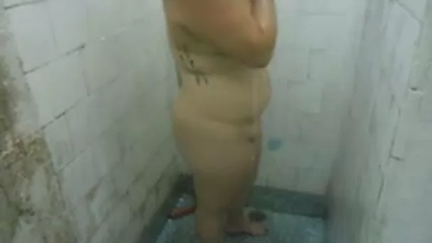 Filming Spanish mature mom while she takes shower