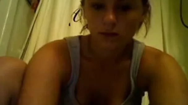 Slutty amateur natural webcam black head flashed her hungry pussy