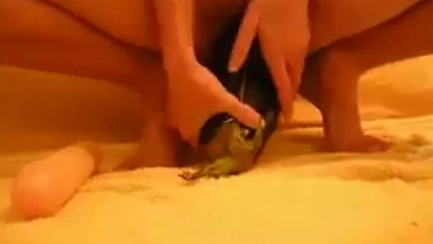 Amateur webcam slutty bitch stretched her pussy lips with egg plant
