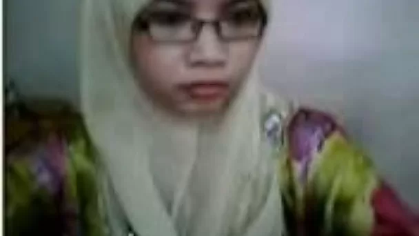Nerdy and slutty Malay hijab webcam nympho flashed her big titties