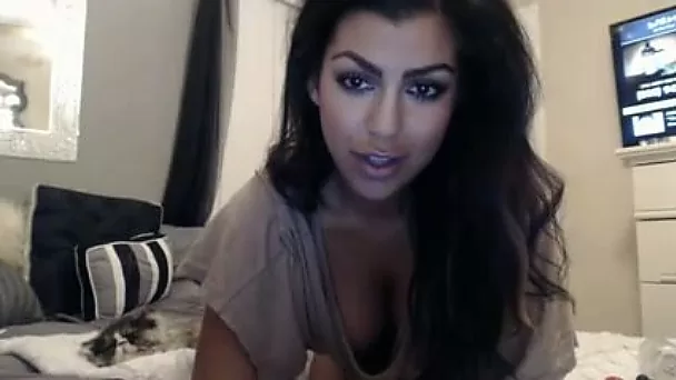 Dark haired buxom amateur webcam hottie used vibe to please her twat