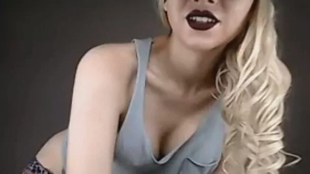 Allutring Hot shemale in a cam dance
