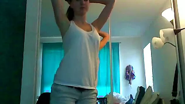 Stacked camgirl with a nice butt will have you falling in love with her