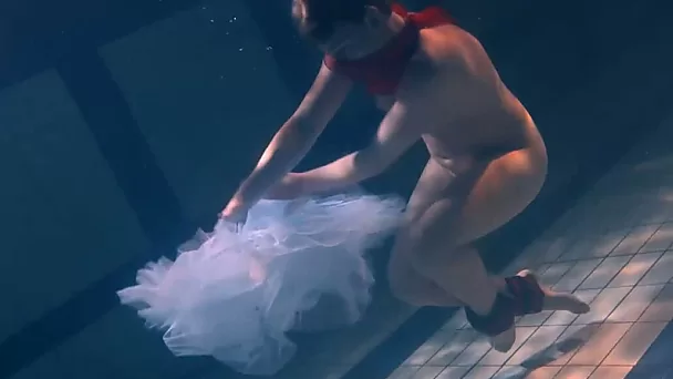 Busty authentic teen babe in the deep blue pool on cam